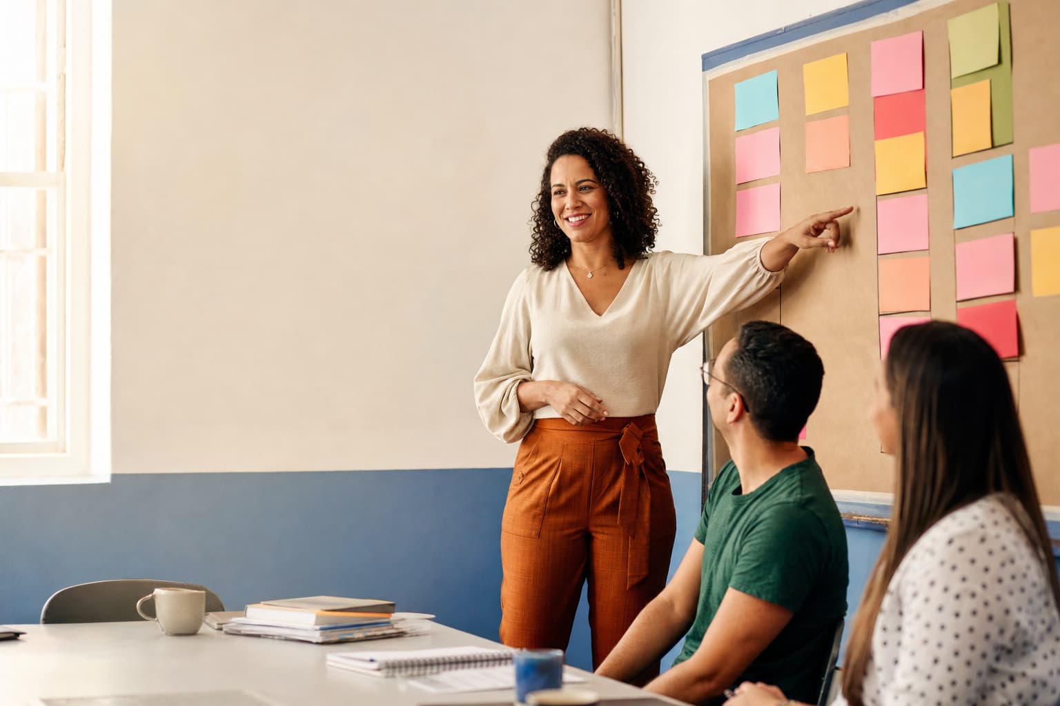 Pedagoga coordenando reunião de professores em escola pública